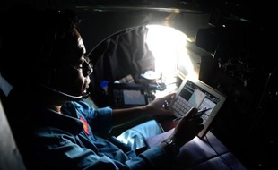 Un pilote de l'armée de l'air vietnamienne recherche le Boeing de Malaysia Airlines, qui s'est volatilisé il y a près d'une semaine, au sud du Vietnam le 14 mars 2014