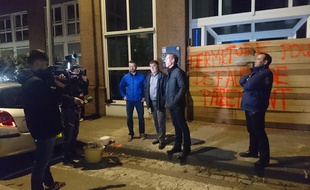 A l'appel de la Fédération départementale des syndicats d'exploitants agricoles du Bas-Rhin, plusieurs agriculteurs bios ont barricadé lundi soir l'entrée de la direction départementale des territoires à Strasbourg, afin de se faire entendre.