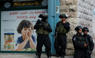 Des membres des forces de sécurité israéliennes en faction dans le camp de réfugiés palestiniens de Chouafat, à Jérusalem-Est, le 2 décembre 2015