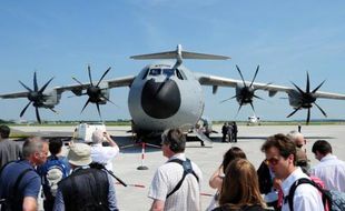 Un Airbus A400M lors d'une exposition aéronautique internationale le 9 juin 2010 à l'aéroport Schönefeld de Berlin