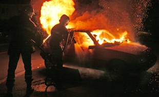 Intervention de pompiers sur un incendie de voiture. (Illustration)