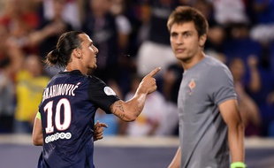 L'attaquant du PSG Zlatan Ibrahimovic marque contre la Fiorentina, le 21 juillet 2015, aux Etats-Unis.