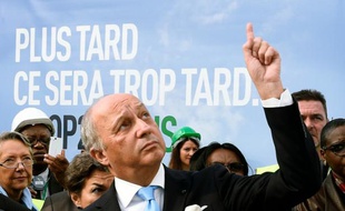 Le ministre français des Affaires étrangères Laurent Fabius vérifie les préparatifs pour la COP21, le 8 novembre 2015 au Bourget près de Paris