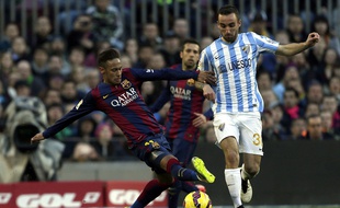 Sergi Darder échappe ici, sous le maillot de Malaga, à un tacle du Barcelonais Neymar.