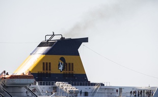 Un ferry de la compagnie Corsica Ferries dans le port de Nice