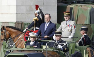 Le président français François Hollande et le chef d'état-major des armées, le général Pierre de Villiers sur un véhicule militaire durant le défilé du 14 juillet 2015 à Paris.