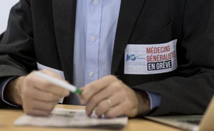 Un médecin généraliste en grève lors d'une conférence de presse le 23 décembre 2014 à Paris