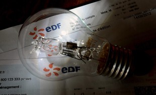 Une facture d'électricité avec une ampoule. (illustration)