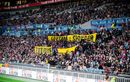 Des militants écolo déploient une banderole contre Arkema pendant OL-PSG