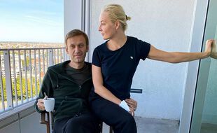 Une photo du leader de l'opposition russe Alexei Navalny et de sa femme Yulia Navalnaya à Berlin, postée sur Instagram.