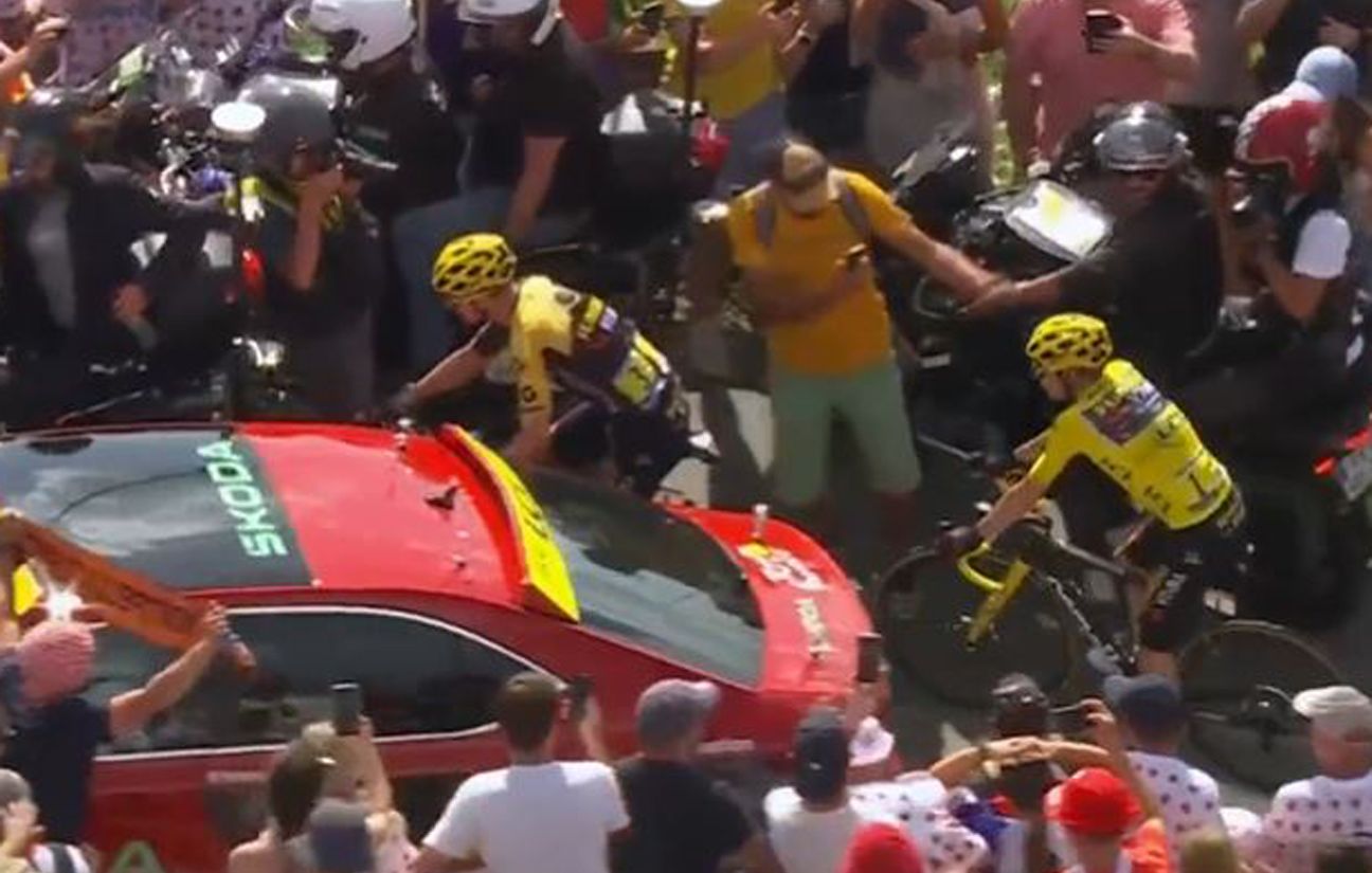 Jonas Vingegaard contraint de mettre pied à terre à cause d'un embouteillage dans la montée du col de la Loze, le 19 juillet 2023. 