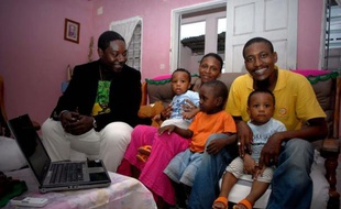 "Bien sûr que je me considère de la classe moyenne !", explique Daniel Minkoh, 33 ans, en souriant entouré de sa femme et de ses trois enfants. Avec un salaire de 900 euros, "Dany" fait partie de ceux qui ont bénéficié du développement soutenu du Gabon depuis dix ans.