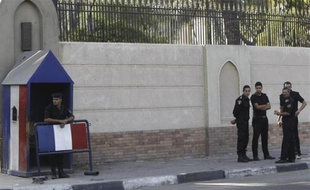 Des policiers protègent l'ambassade de France au Caire, en Egypte, le 19 septembre 2012.