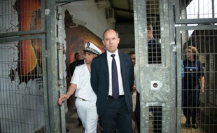 Le ministre de la Justice, Jean-Jacques Urvoas (c) visite le centre pénitentiaire de Baie-Mahault, en Guadeloupe, avec son directeur Nourredine Brahimi (g), le 3 juillet 2016