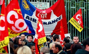 Une centaine de salariés de la compagnie Air France manifestent devant les grilles de la préfecture de Haute-Corse le 18 janvier 2012 à Bastia