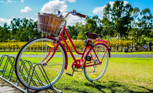 (ILLUSTRATION) Un vélo rouge avec un panier.