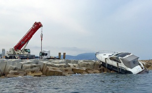 Le yacht de 11m a foncé tout droit sur la digue qui ceinture les pistes de l'aéroport de Nice.