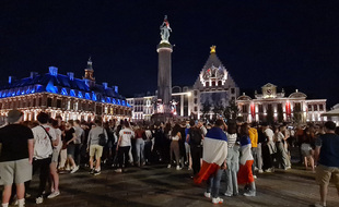 Les supporters de la France fêtent la qualification de leur équipe.