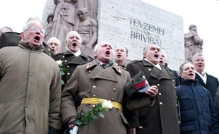 Des vétérans lettons qui avaient combattu dans les rangs de la Waffen SS contre l'armée soviétique pendant la Seconde guerre mondiale ont défilé vendredi à Riga au milieu d'un important dispositif policier, a constaté un journaliste de l'AFP.