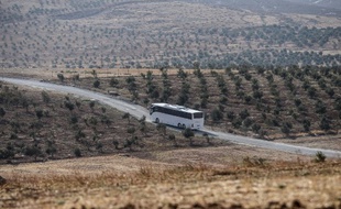 Un bus conduit des soldats turcs à la frontière entre la Turquie et la Syrie, le 8 octobre 2017.