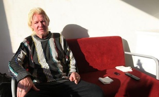 Au 4e étage d'un immeuble en briques de La Haye, William, 65 ans, allume la pipe dans laquelle il vient de glisser une boulette de cocaïne: l'ancien sans-abri toxicomane a trouvé refuge au foyer Woodstock.