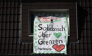 Une banderole de solidarité en Allemagne, au temps du coronavirus.