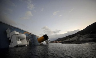 Quatre passagers français du paquebot Costa Concordia qui a fait naufrage vendredi soir près d'une île de Toscane en Italie, font encore l'objet de vérifications, a indiqué lundi matin à l'AFP le Quai d'Orsay.
