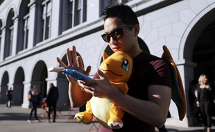 Tim chasse des Pokémons lors d'un rassemblement à San Francisco, aux Etats-Unis