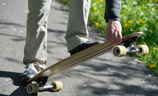 Un homme faisant du skateboard (illustration).