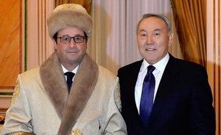 François Hollande en déplacement au Kazakhstan a reçu une chapka et une pelisse en cadeau, le 5 décembre 2014.