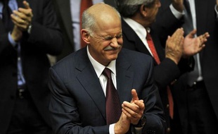 Le Premier ministre grec, Georges Papandréou, est parti samedi à la recherche d'un gouvernement de coalition dont la formation s'annonce difficile, même s'il s'est engagé à en céder la direction afin de sortir la Grèce de sa crise politique et économique.