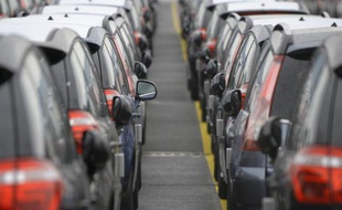 Les ventes de voitures neuves en Espagne ont bondi de 14,8% en juillet, à 75.024 unités, dopées par la prime à la casse mise en place par le gouvernement, a annoncé jeudi l'Association nationale des fabricants d'automobiles (Anfac).