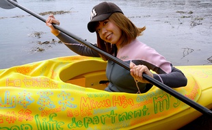 L'artiste japonaise Megumi Igarashi à bord de son kayak-vagin, le 19 octobre 2013.