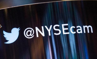 Le réseau social en ligne américain Twitter a fait un démarrage en trombe jeudi à la Bourse de New York, où il s'envolait de plus de 80% peu après le début très attendu de sa cotation.