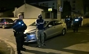 Forces de l'ordre à proximité de l'habitation de Kraim Cheurfi, l'assaillant des Champs-Elysées, qui a tué un policier.