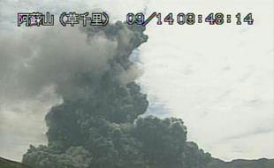 Capture d'écran d'une vidéo de l'agence météorologique japonaise montrant le volcan Aso, sur l'île de Kyushu dans le sud-est du Japon, entré en éruption et crachant fumée et cendres, le 14 septembre 2015