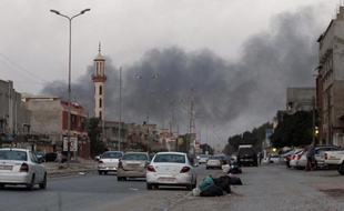 De la fumée au-dessus de la ville de Benghazi pendant des heurts entre les forces de sécurité libyennes et des milices islamistes, le 23 août 2014