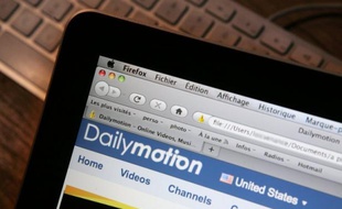 Le groupe internet américain Yahoo! a renoncé à acquérir le contrôle du site français de vidéo Dailymotion devant l'opposition du ministre du Redressement productif Arnaud Montebourg à voir ce joyau de la high-tech française passer en mains étrangères, selon le Wall Street Journal.