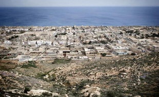 Le chef des services de renseignements militaires de Benghazi, dans l'est libyen, a été tué vendredi lors d'une visite chez des proches à Derna, également dans l'est du pays en proie à une insécurité persistante.