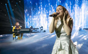 Rachel McAdams (et Will Ferrell au piano) dans le film Eurovision Song Contest: The Story of Fire Saga.
