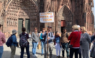Remy, Un guide Happy Free Tour au pied de la cathédrale. Strasbourg le 10 septembre 2019.