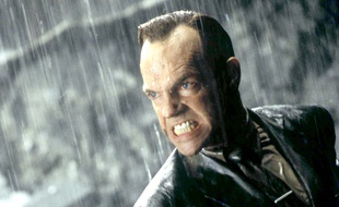 L'acteur Hugo Weaving sous les traits de l'Agent Smith dans Matrix