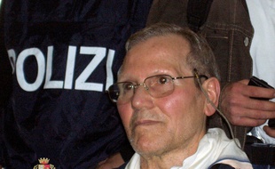 Photo fournie par les autorités italiennes montrant Bernardo Provenzano au siège de la police de Palerme en Sicile, le 11 avril 2006