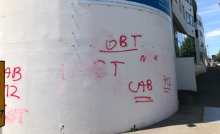 Les tags découverts sur les murs de l'Ices (en partie effacés lundi).