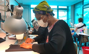Des couturières de l'association Des Femmes en fil confectionnent des masques. A Nantes, le 7 mai 2020.