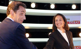 Nicolas Sarkozy et Ségolène Royal avant leur débat télévisé le 2 mai 2007 dans les locaux de la SFP à Boulogne-Billancourt