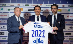 Rudi Garcia, ici aux côtés de Jean-Michel Aulas et Juninho, à la fin de sa présentation devant la presse, ce mardi à Décines. ROMAIN LAFABREGUE