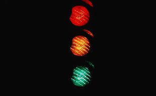 Illustration d'un feu tricolore.