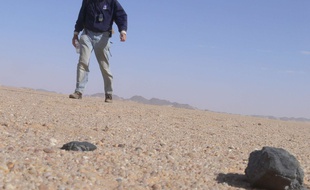L'astronome Peter Jenkins trouve un fragment de roche venu de l'espace au Soudan, en février 2009.