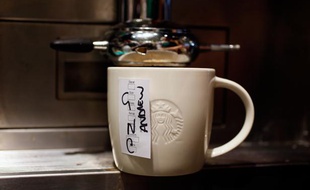 Une tasse dans un Starbucks de Londres.